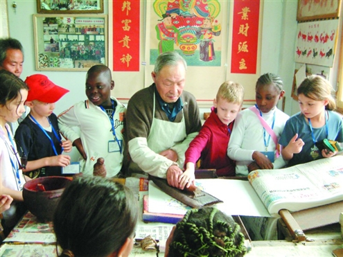 外国小朋友在非遗研学基地参观杨家埠木版年画制作技艺(本专题均为资料图)